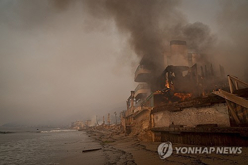 LA 퍼시픽 팰리세이즈 해변에서 불타고 있는 주택들. AP연합 제공